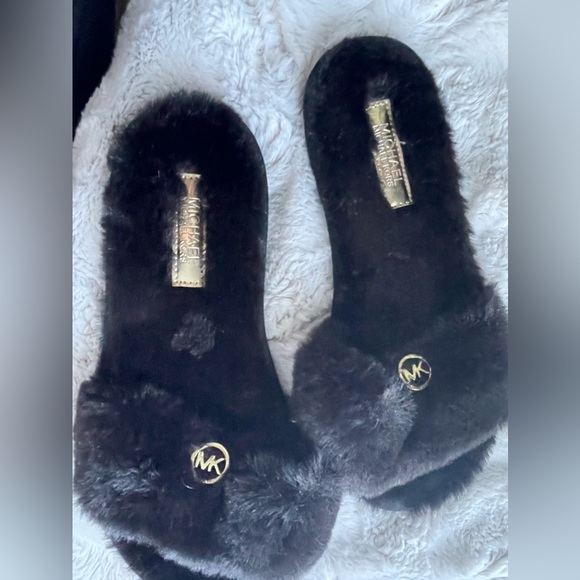 Black fuzzy flip flops - Picture 3 of 3